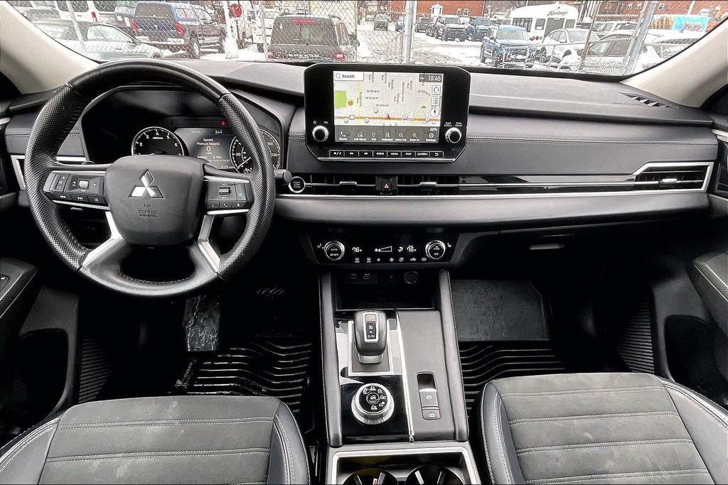 Used 2024 Mitsubishi Outlander SE image 13