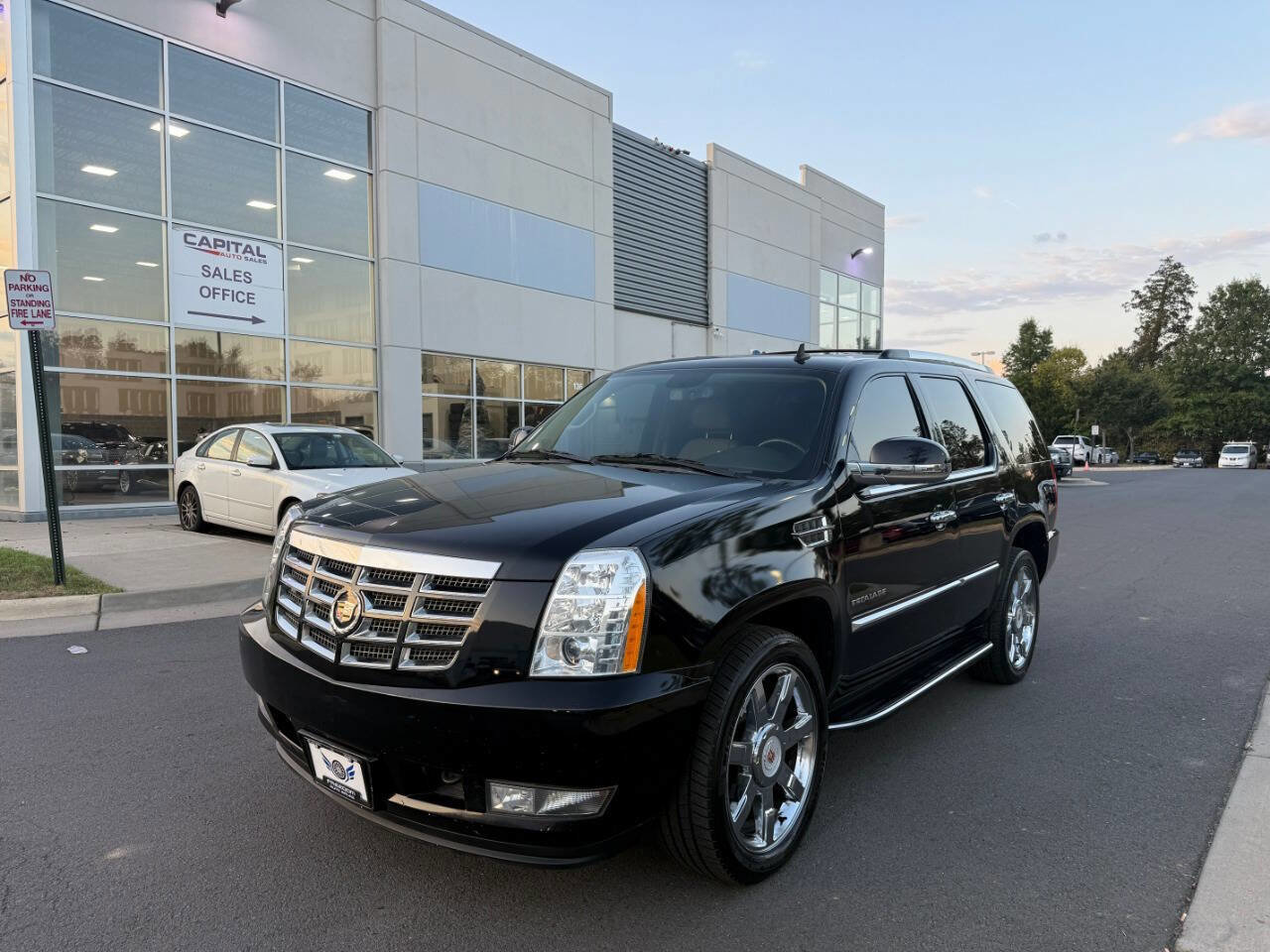 Used 2012 Cadillac Escalade Luxury image 2