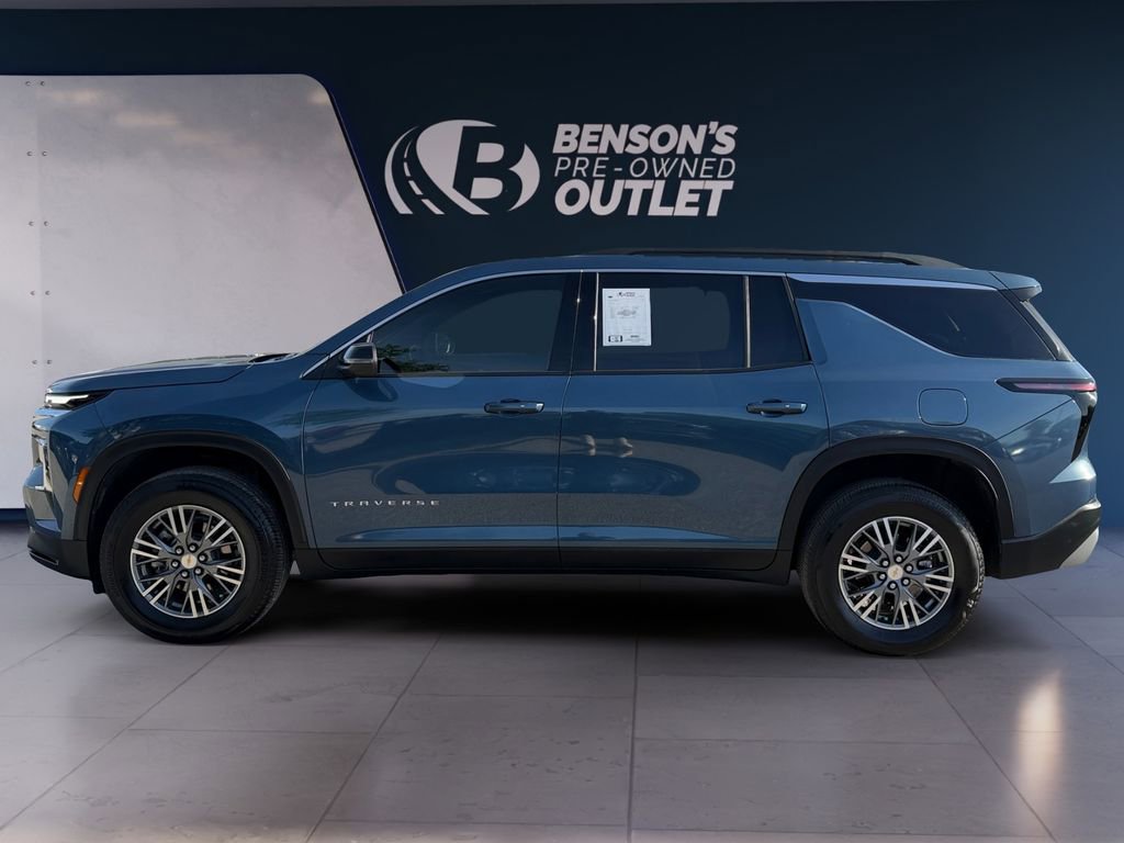 Used 2025 Chevrolet Traverse LT image 2