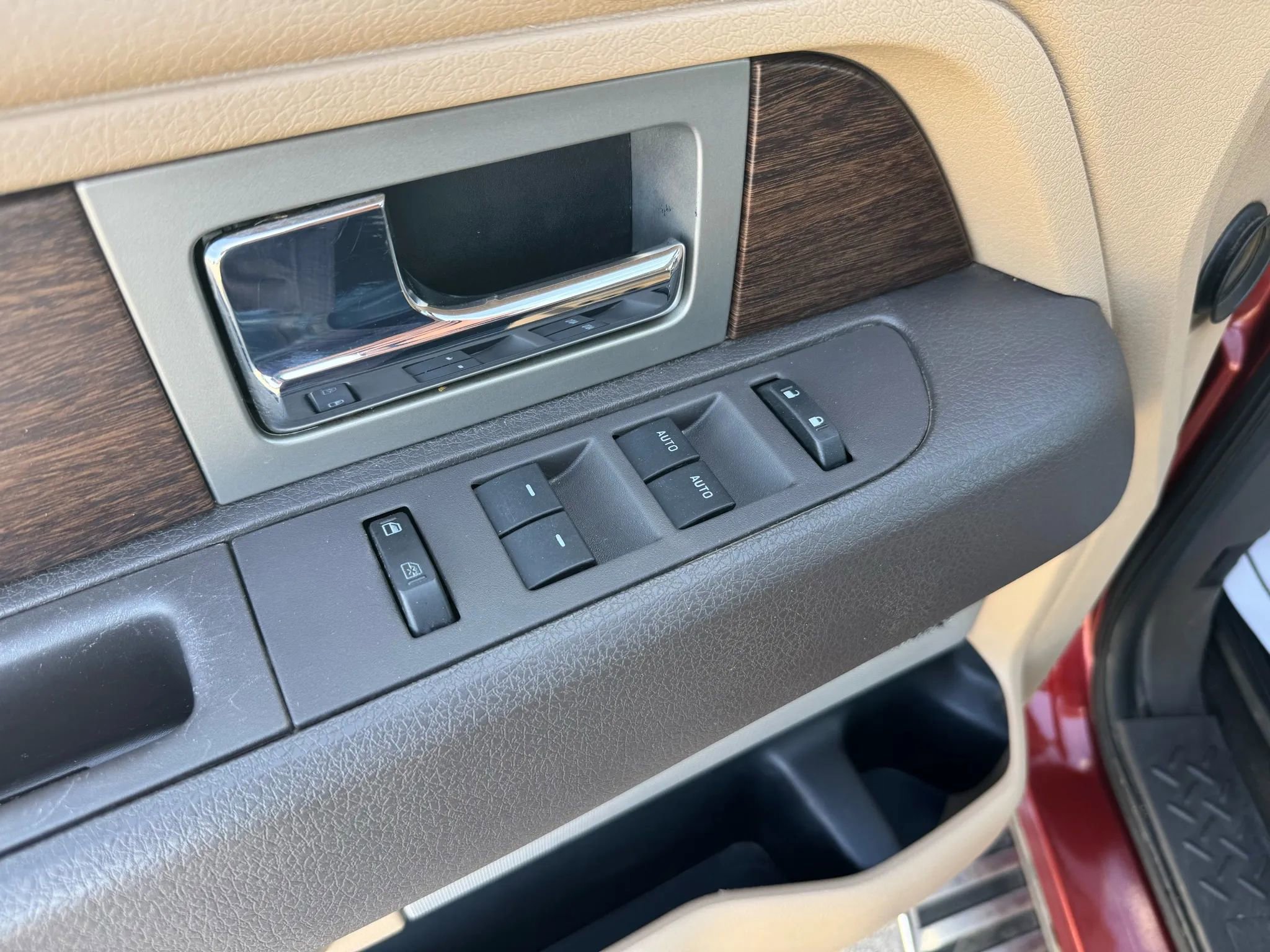 Used 2014 Ford F150 Lariat w/ Equipment Group 502A Luxury image 9