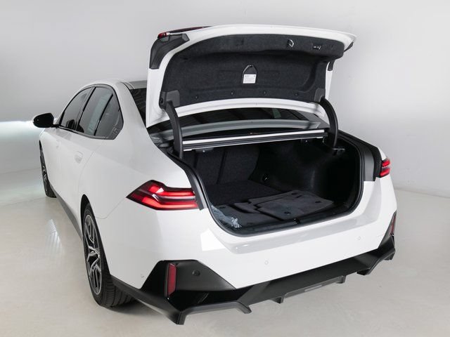 Used 2024 BMW i5 eDrive40i w/ M Sport Package RWD image 32