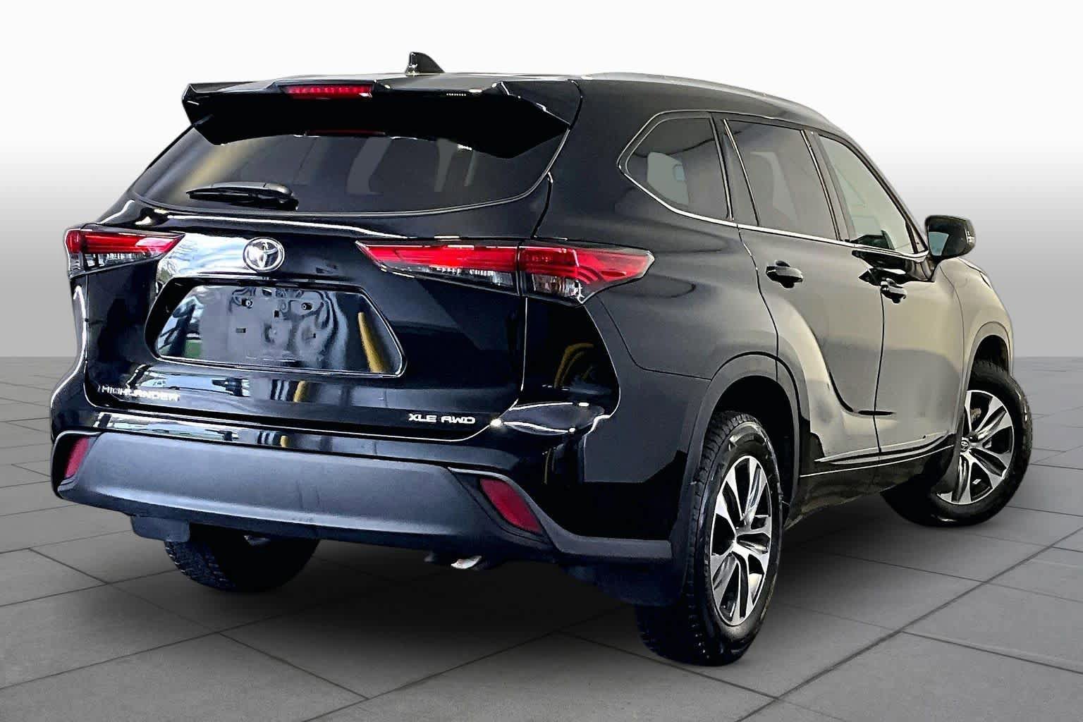 Used 2022 Toyota Highlander XLE AWD/4WD image 13