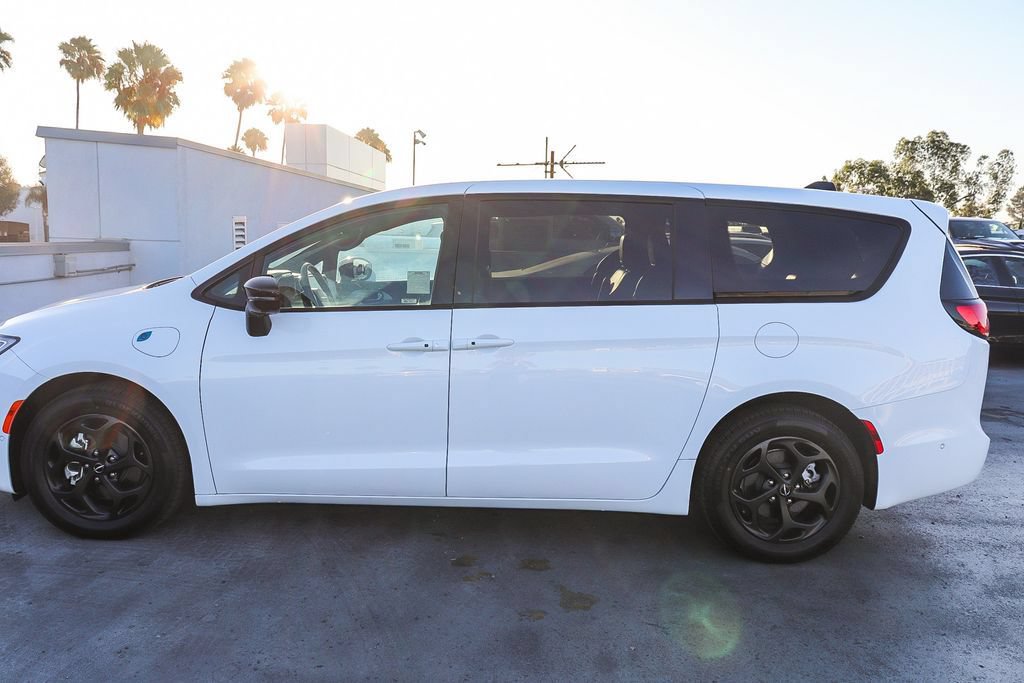 Used 2024 Chrysler Pacifica Limited FWD image 13