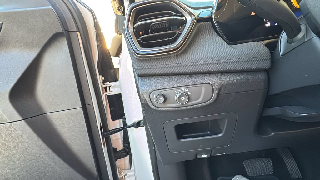 Used 2025 Chevrolet TrailBlazer LT AWD/4WD image 12