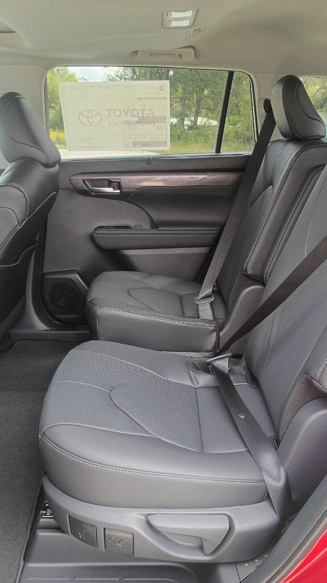 New 2026 Toyota Highlander Limited AWD/4WD image 13