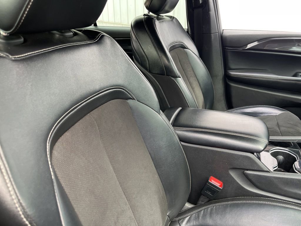 Used 2022 Jeep Grand Cherokee L Laredo image 47