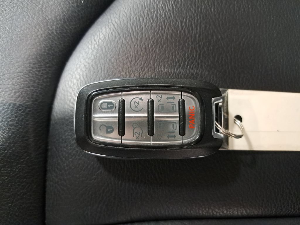 Used 2017 Chrysler Pacifica Touring-L FWD image 36