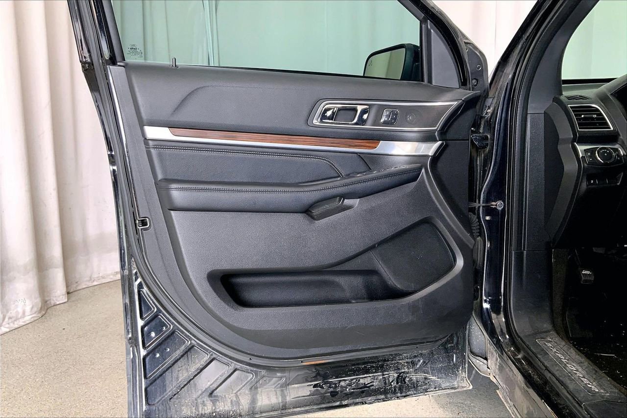 Used 2017 Ford Explorer Limited w/ Equipment Group 301A FWD image 21