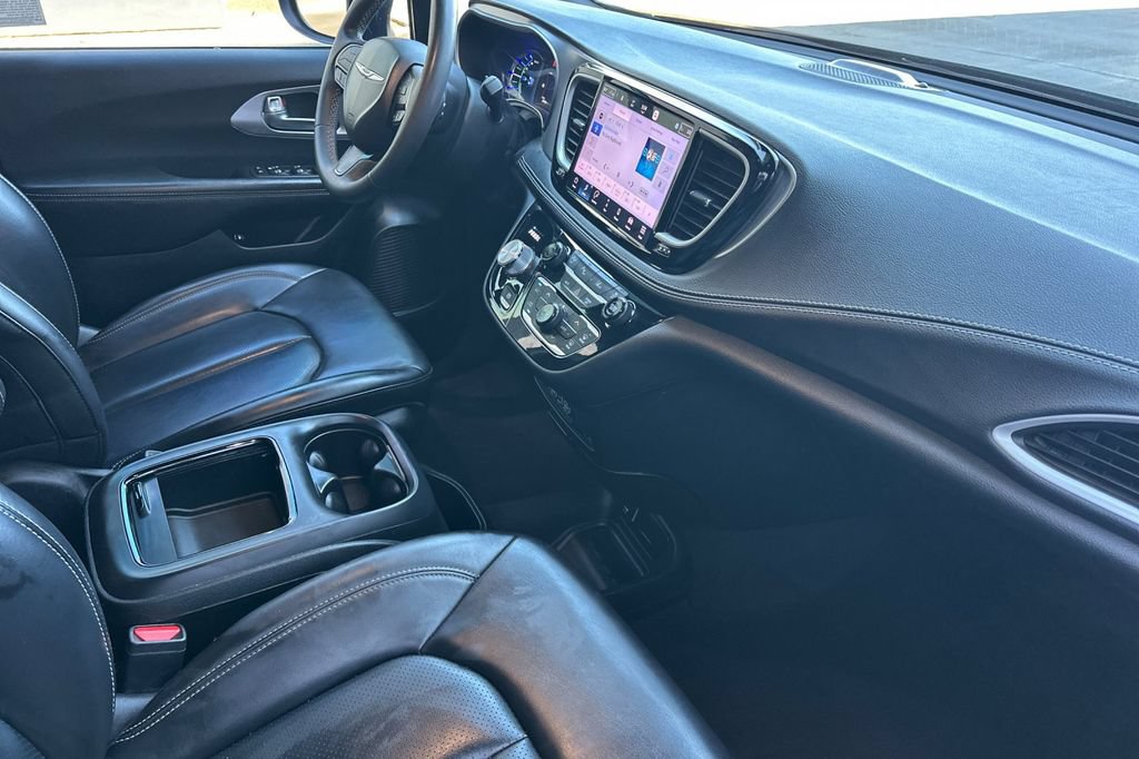 Used 2023 Chrysler Pacifica Touring-L w/ Uconnect Theater Family Group FWD image 17