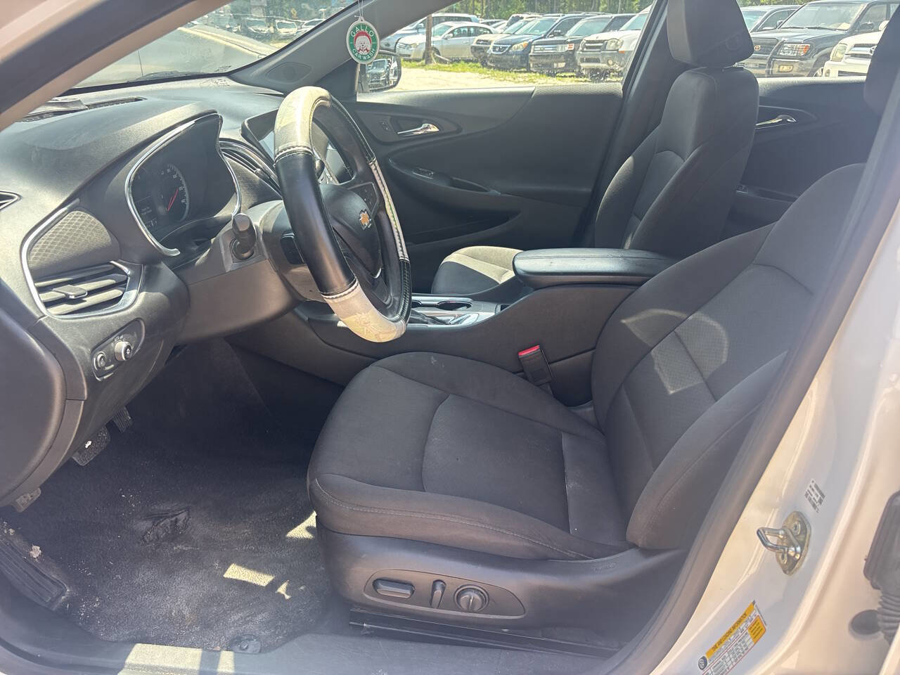 Used 2019 Chevrolet Malibu LT FWD image 2