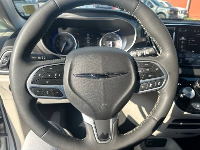 Used 2024 Chrysler Pacifica Touring-L FWD image 12