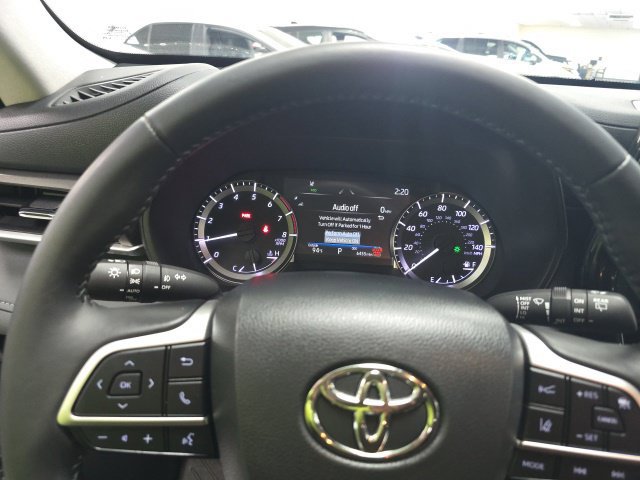 Used 2024 Toyota Highlander LE AWD/4WD image 23