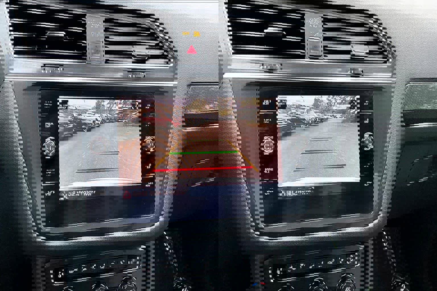 Used 2018 Volkswagen Tiguan SEL Premium image 26