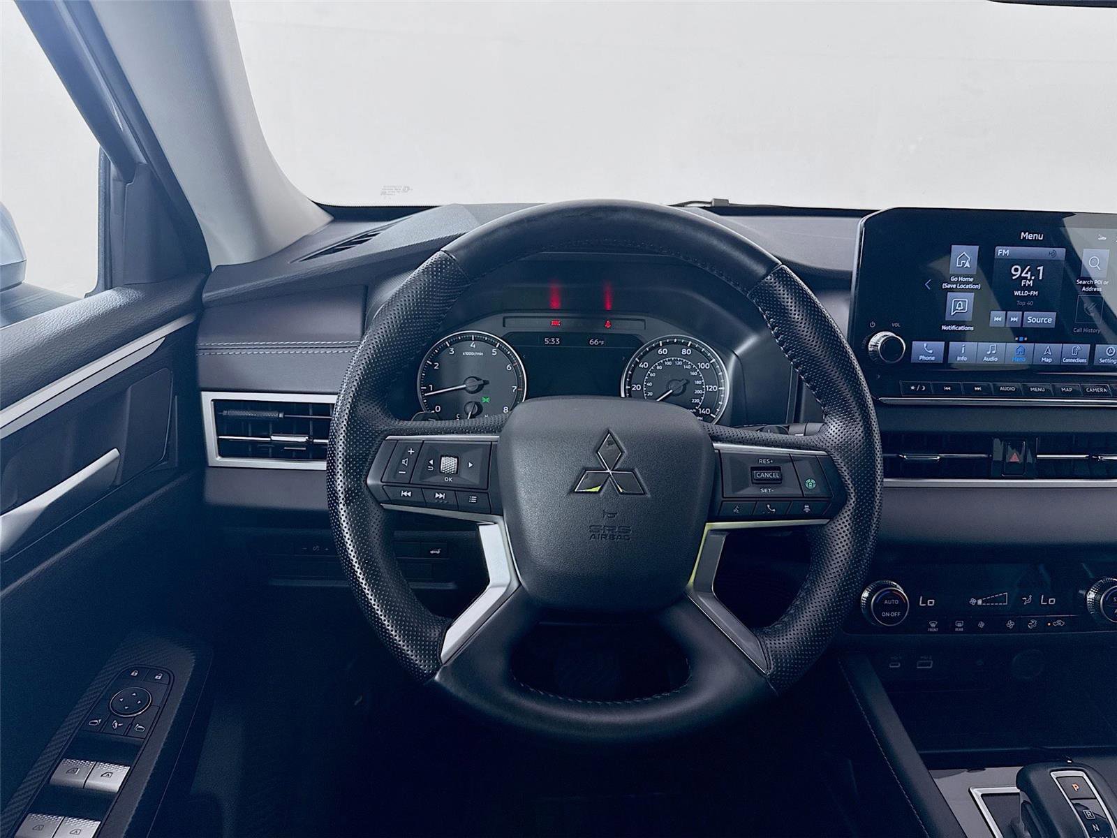 Used 2024 Mitsubishi Outlander SE image 3