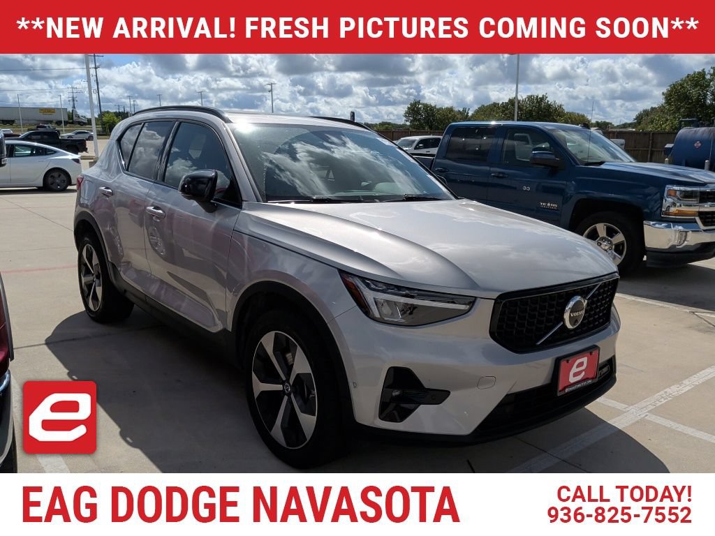 Used 2025 Volvo XC40 B5 Plus AWD/4WD image 1