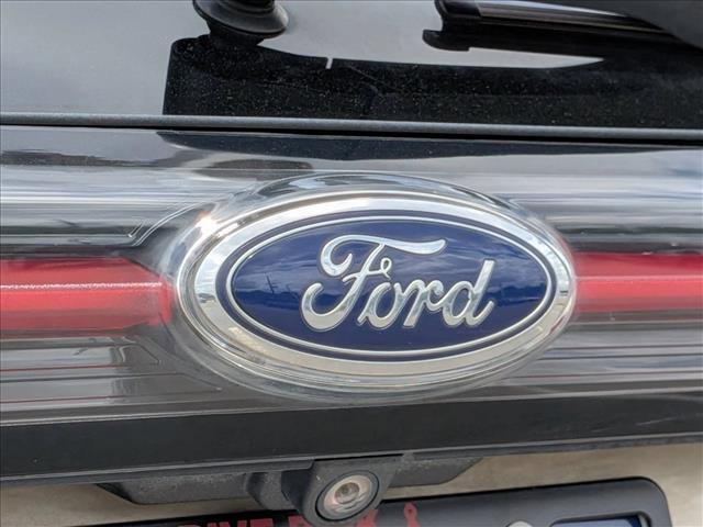 Used 2018 Ford Edge Titanium w/ Technology Package FWD image 22