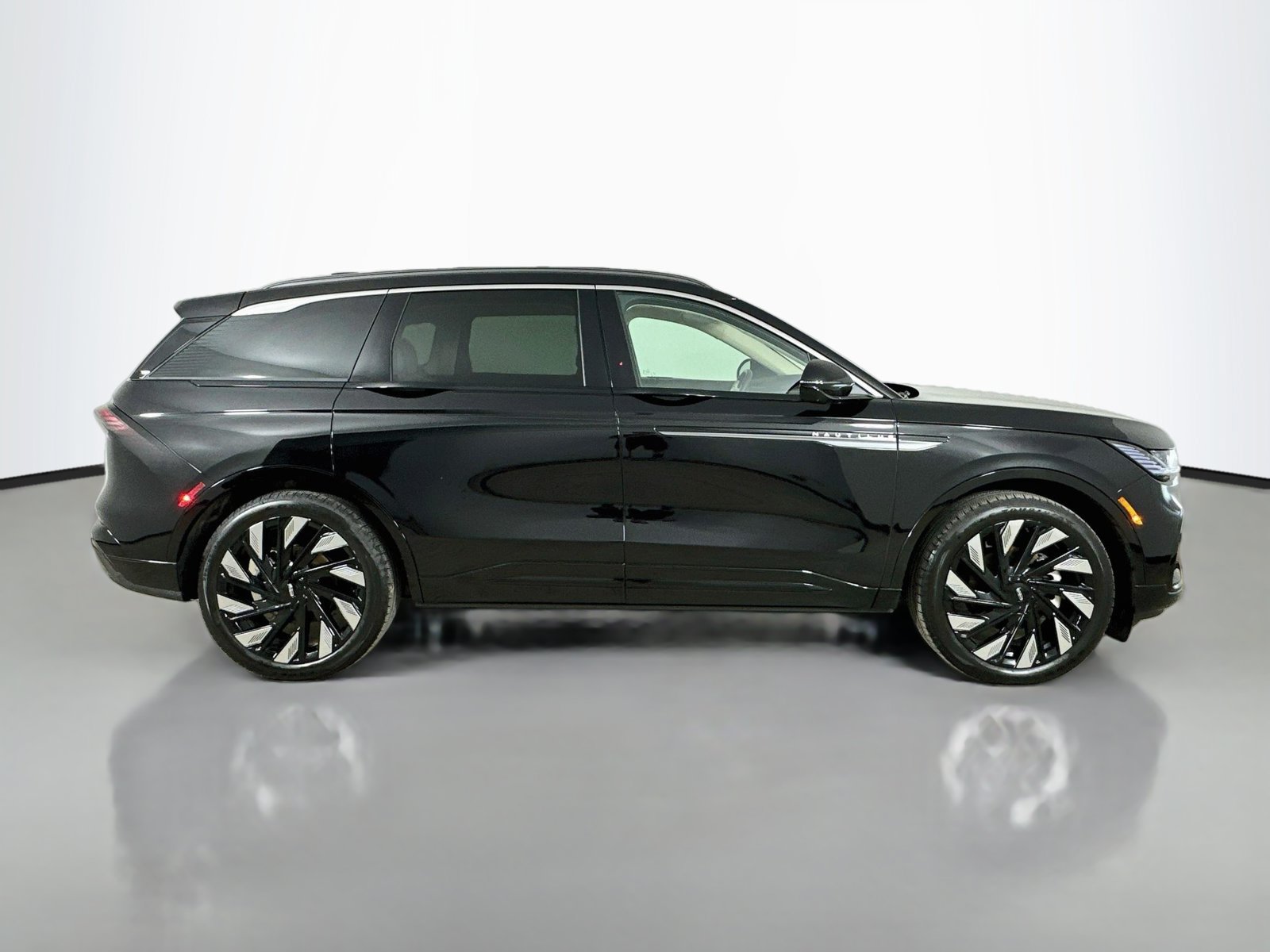 Used 2025 Lincoln Nautilus Black Label w/ Jet Appearance Package AWD/4WD image 4