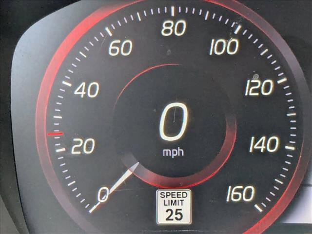 Used 2019 Volvo XC40 T5 Momentum image 10