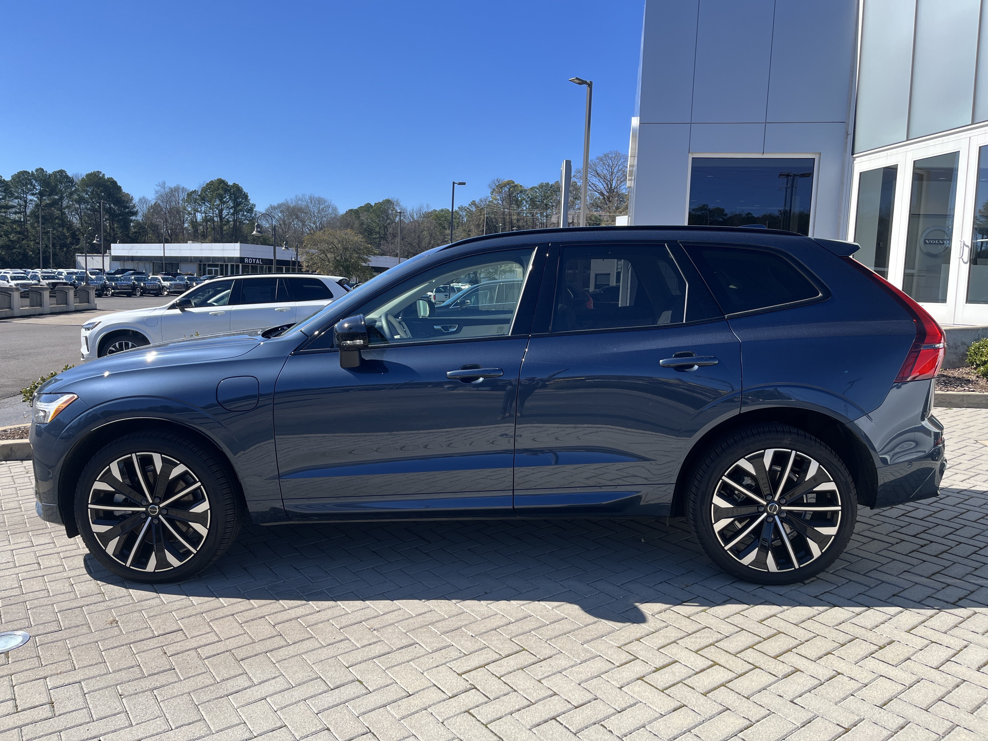 New 2026 Volvo XC60 T8 Ultra w/ Protection Package Premier AWD/4WD image 2