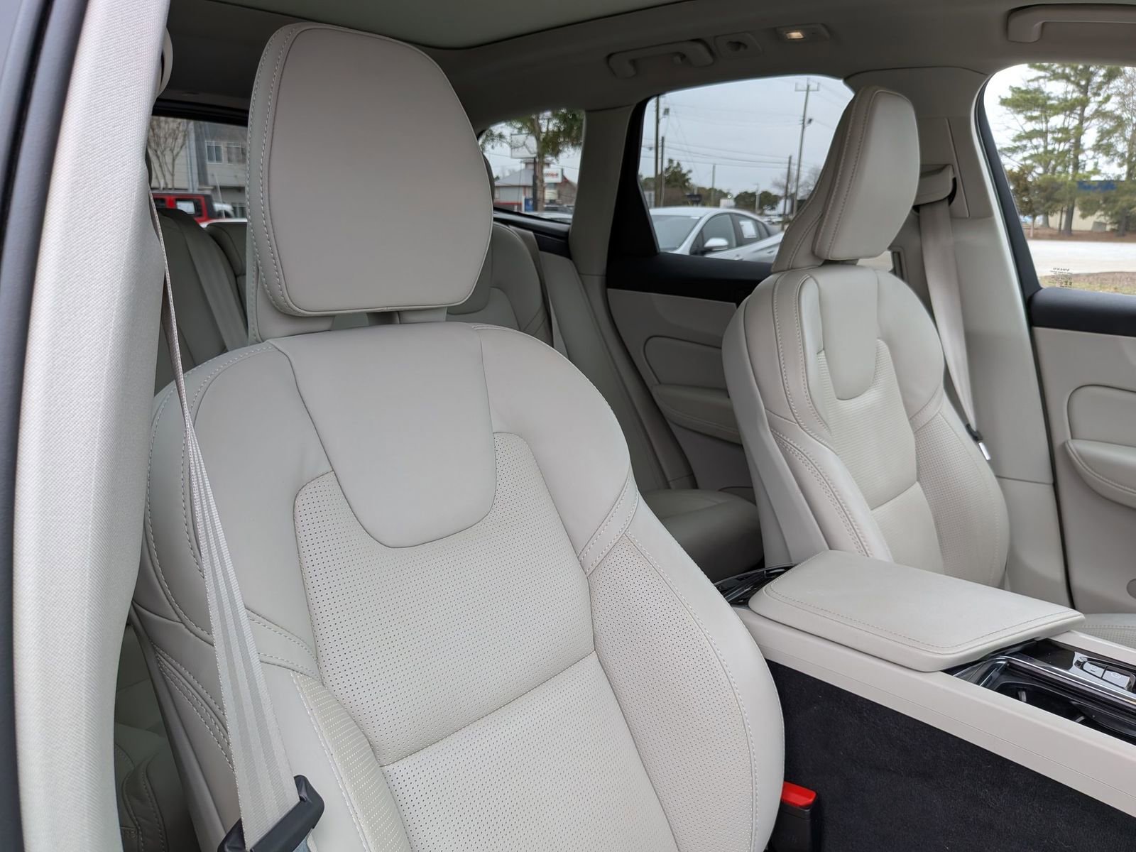 Used 2023 Volvo XC60 B5 Ultimate w/ Climate Package image 38