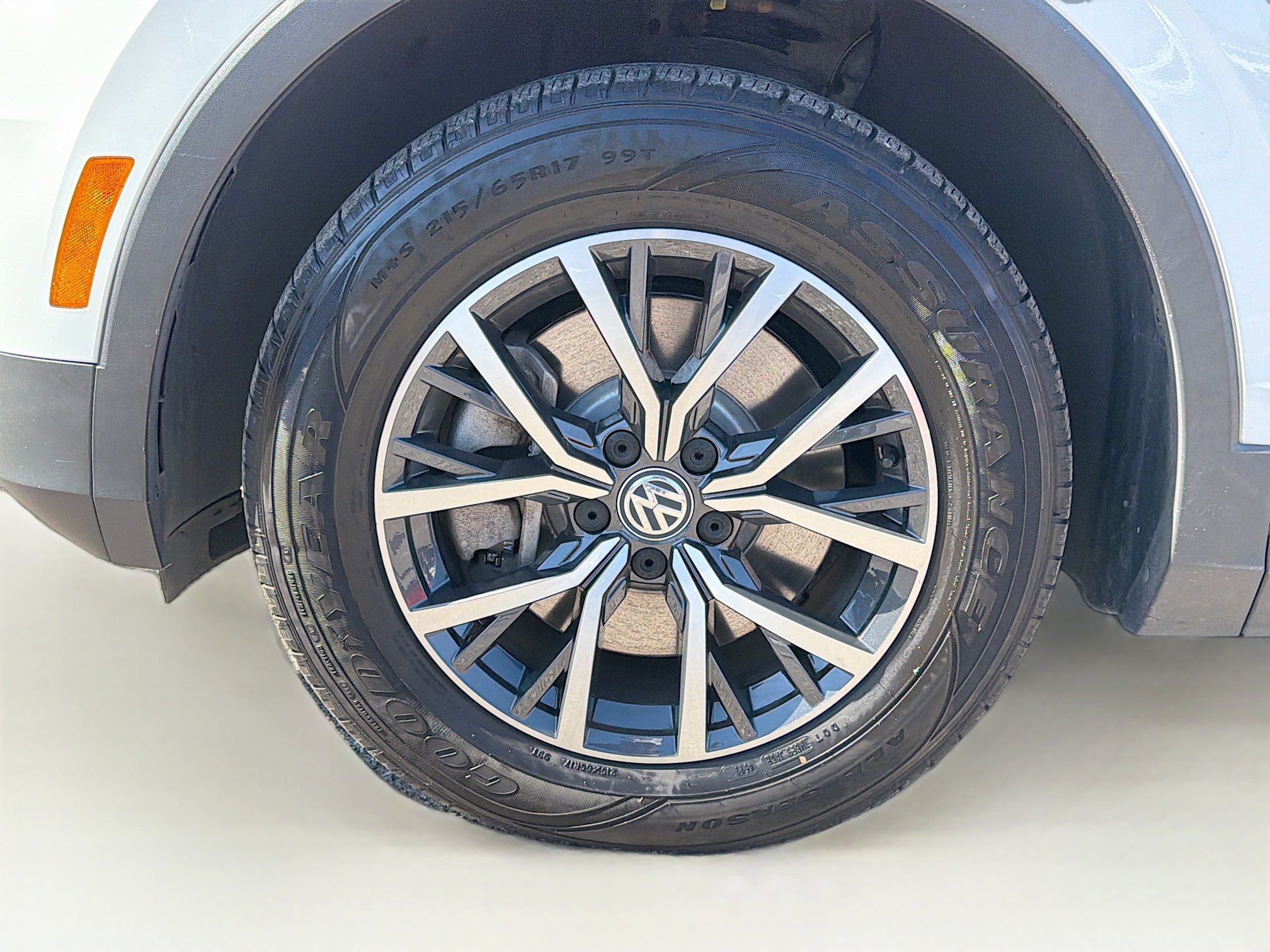 Used 2020 Volkswagen Tiguan SE image 41