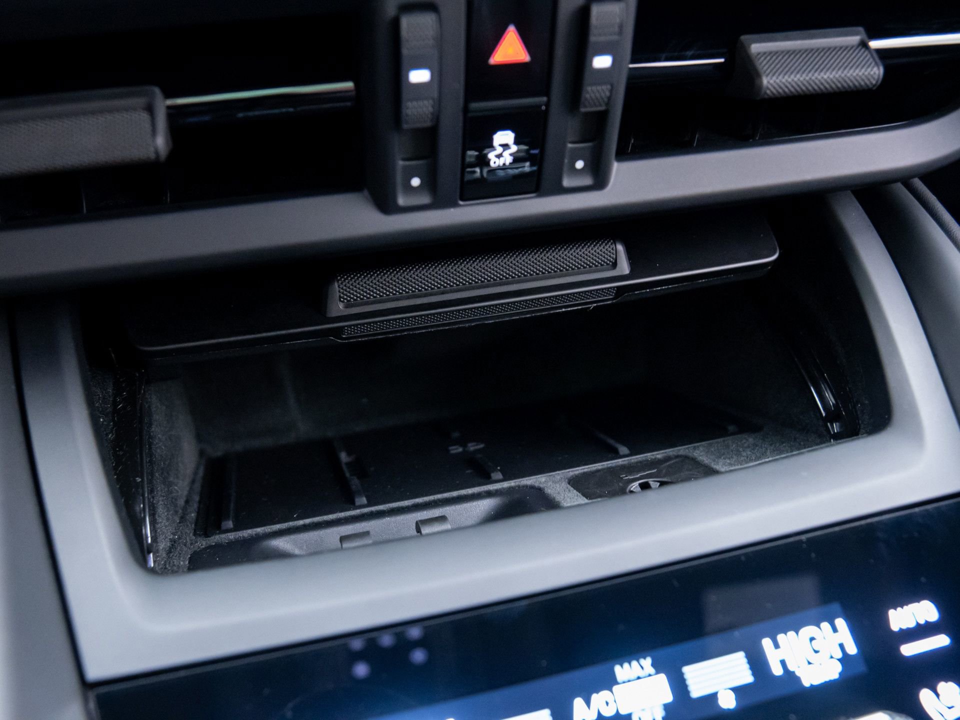 Certified 2025 Porsche Macan 4 Electric image 25