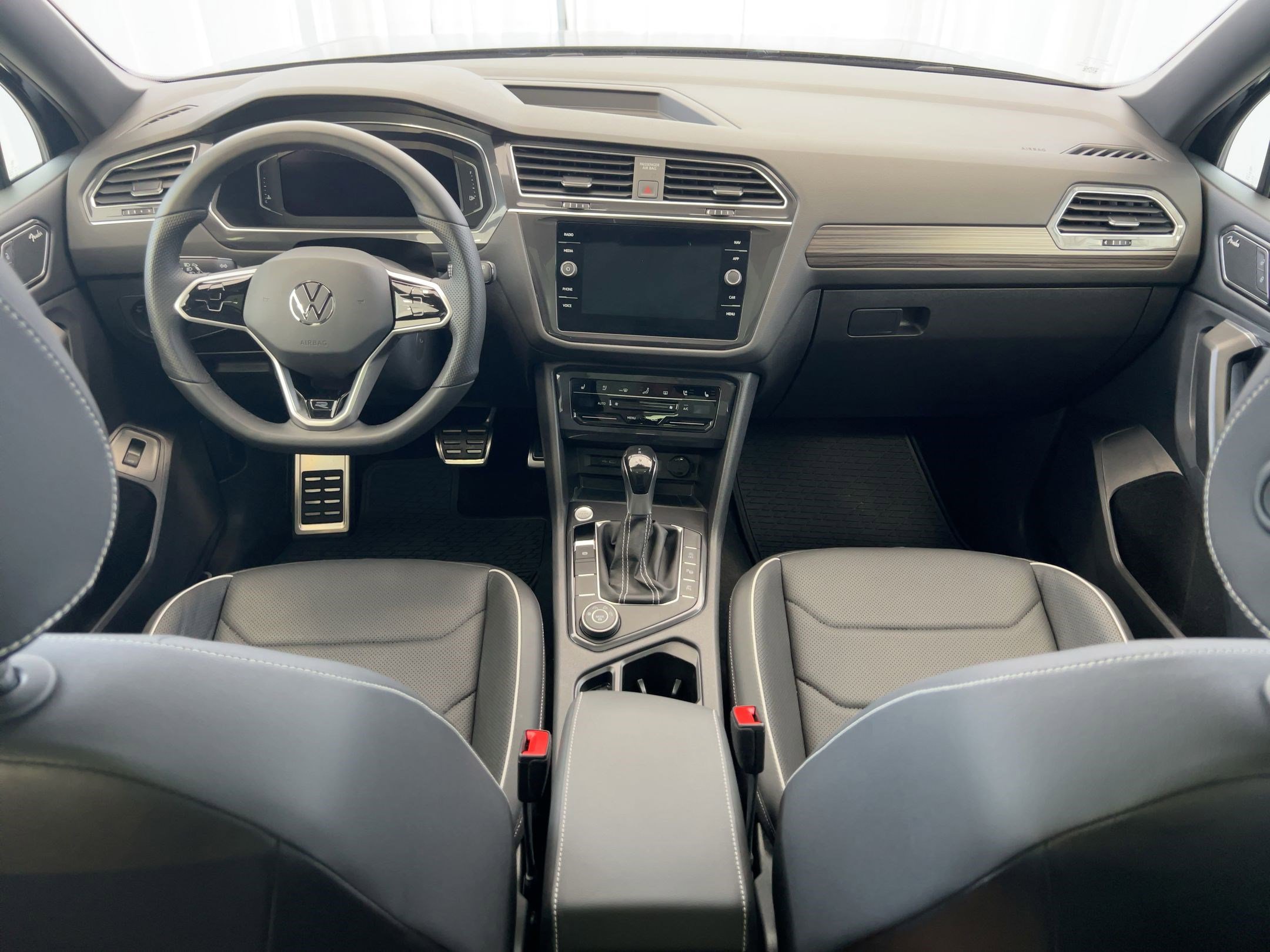 Certified 2023 Volkswagen Tiguan SEL R-Line image 17