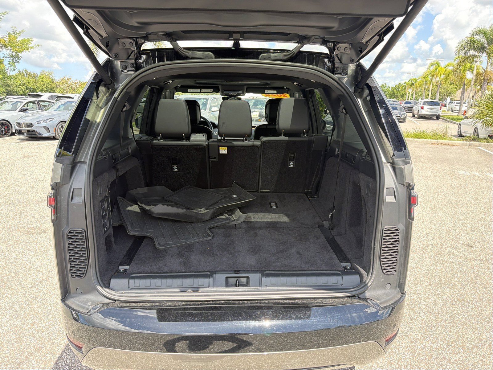 Used 2025 Land Rover Discovery Dynamic SE AWD/4WD image 12