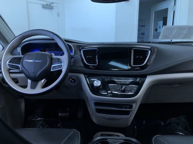 Used 2018 Chrysler Pacifica Limited w/ Tire & Wheel Group FWD image 18