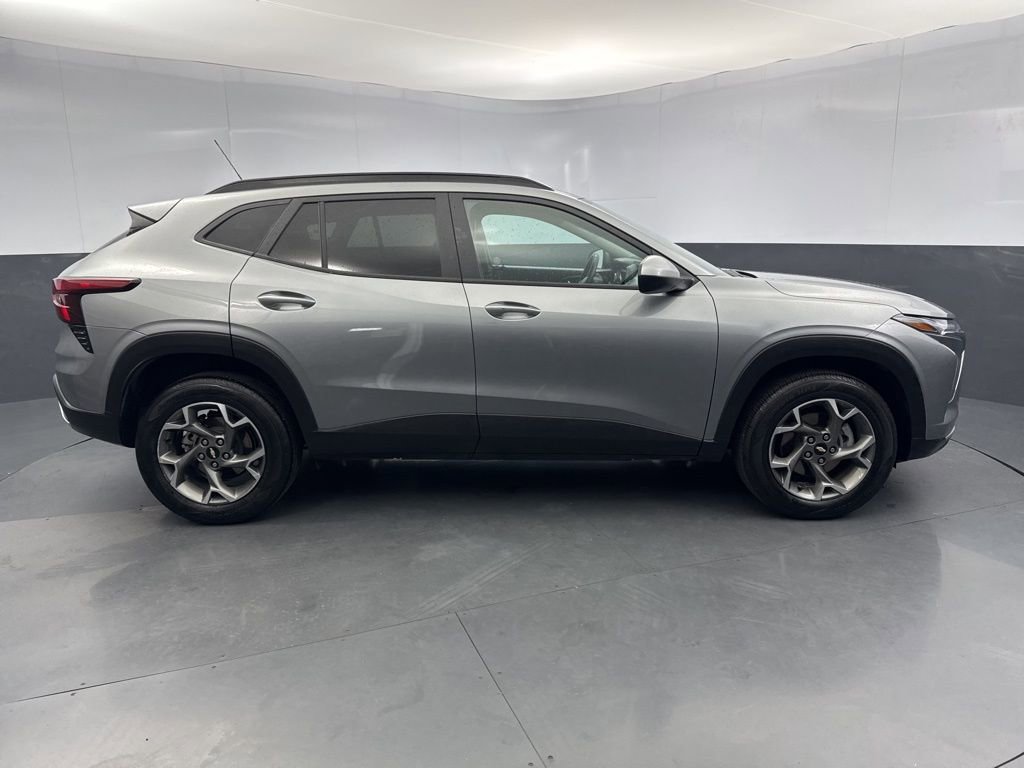 Used 2025 Chevrolet Trax LT w/ LT Convenience Package FWD image 6
