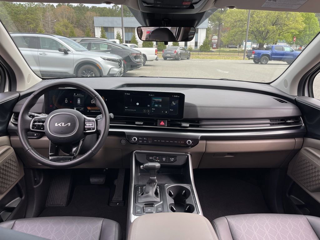 Certified 2025 Kia Carnival image 8