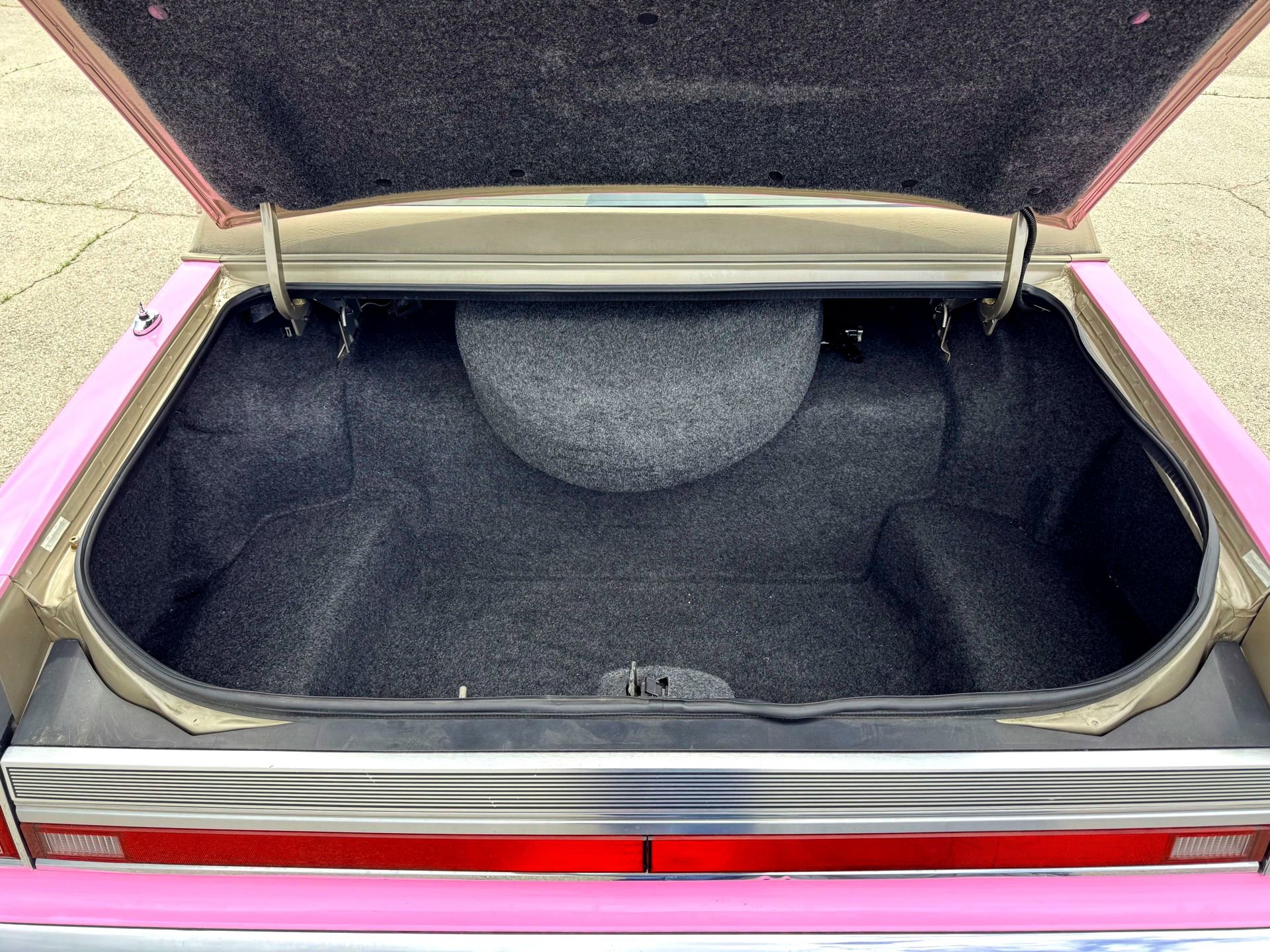 Used 1989 Lincoln Town Car Signature RWD image 13