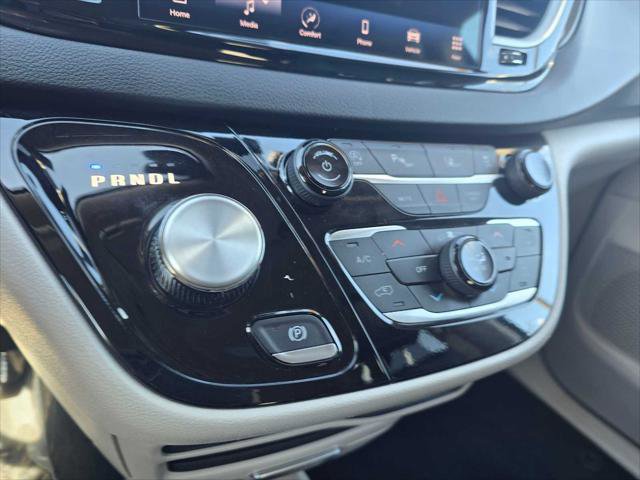 Used 2024 Chrysler Pacifica Touring-L FWD image 30