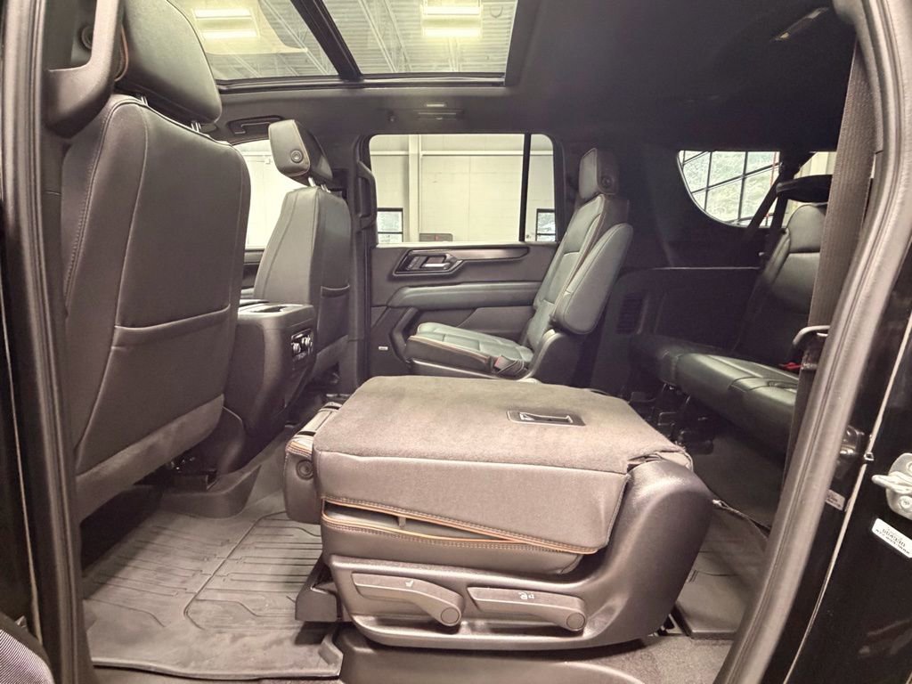 Used 2025 GMC Yukon XL AT4 w/ AT4 Premium Package AWD/4WD image 18