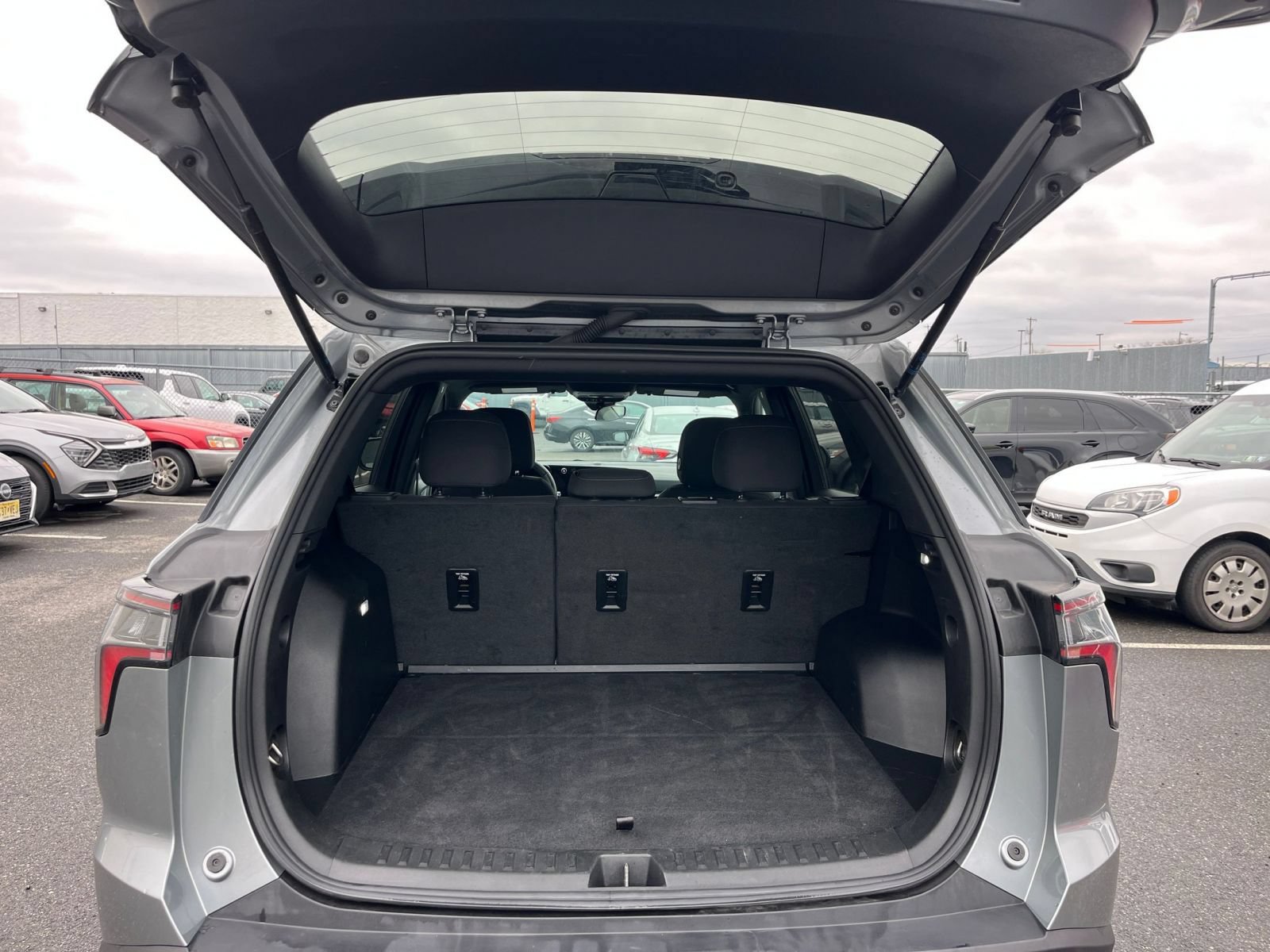 Used 2025 Chevrolet Equinox LT FWD image 31