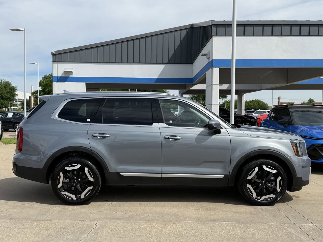 Used 2025 Kia Telluride S FWD image 3