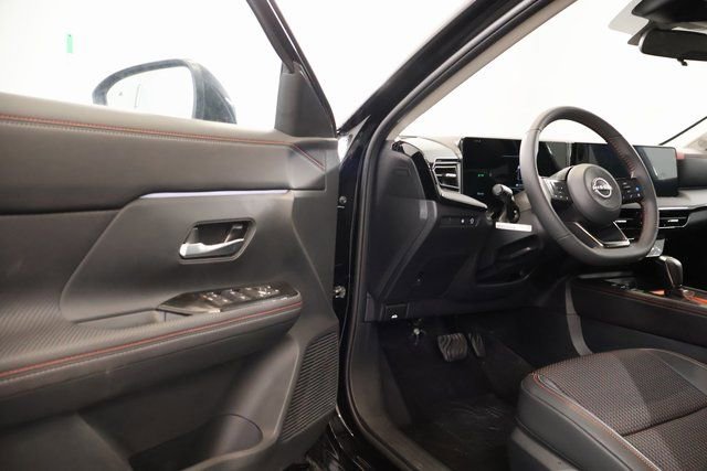 New 2026 Nissan Kicks SR w/ Cold Weather Package FWD image 6