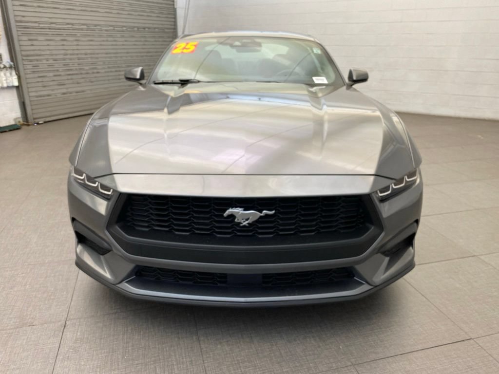 Used 2025 Ford Mustang Coupe RWD image 4