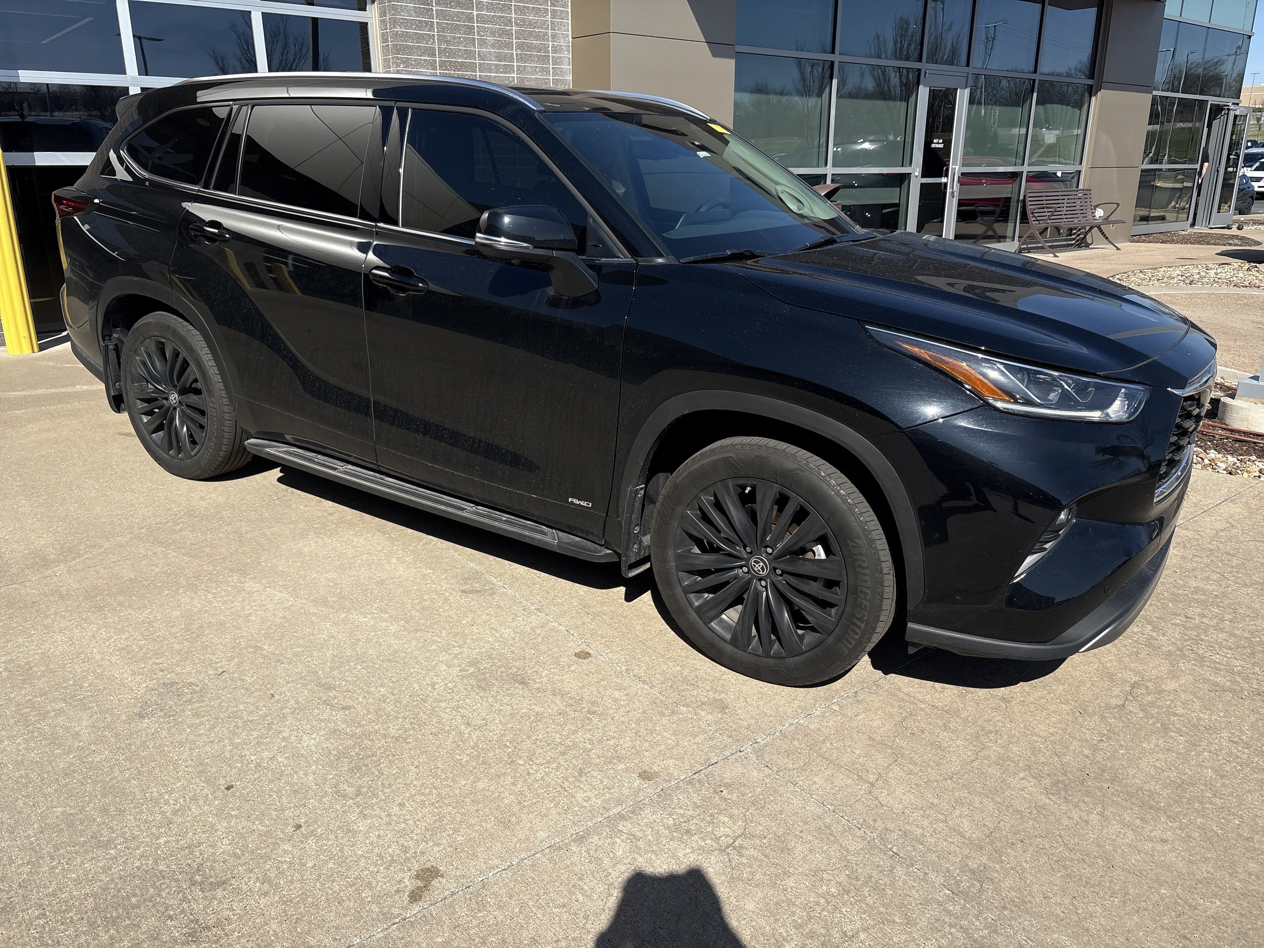 Used 2024 Toyota Highlander Platinum AWD/4WD image 2