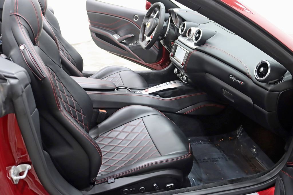 Used 2015 Ferrari California T RWD image 31