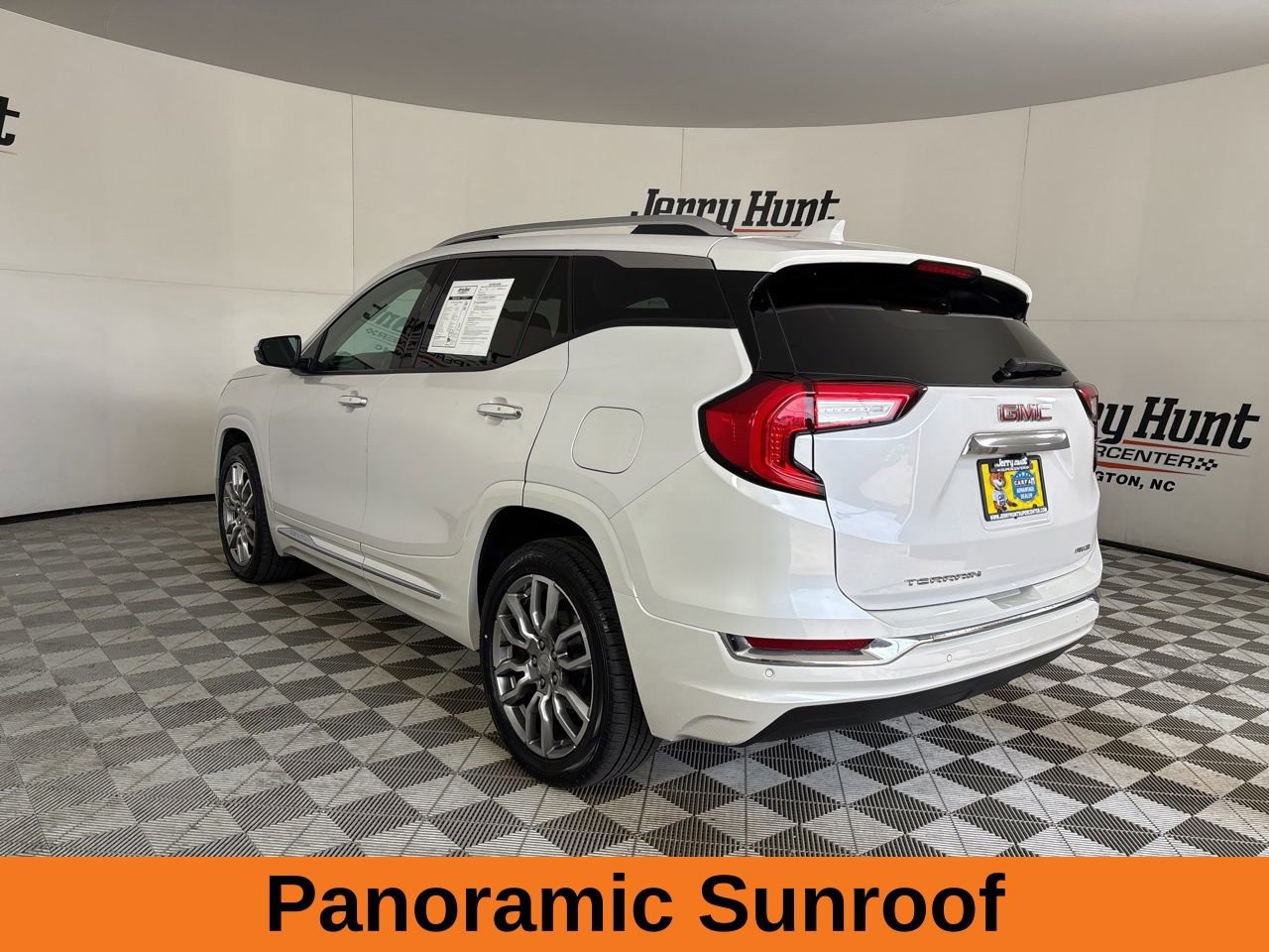 Used 2023 GMC Terrain Denali w/ Denali Premium Package image 7