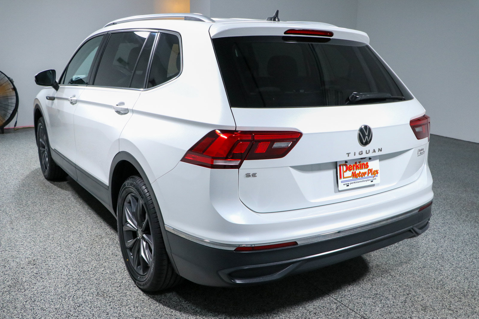 Used 2023 Volkswagen Tiguan SE w/ Panoramic Sunroof Package FWD image 9