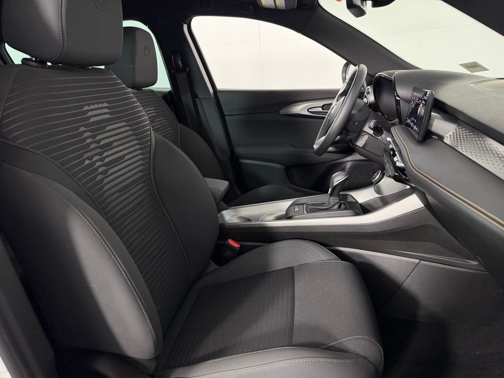 Used 2025 Alfa Romeo Tonale image 31
