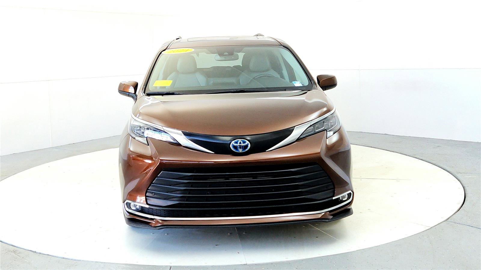 Certified 2024 Toyota Sienna XLE image 8