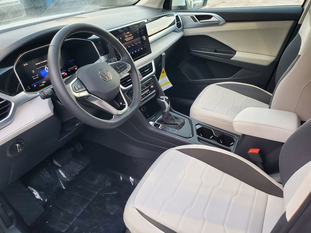 New 2026 Volkswagen Taos SE image 7