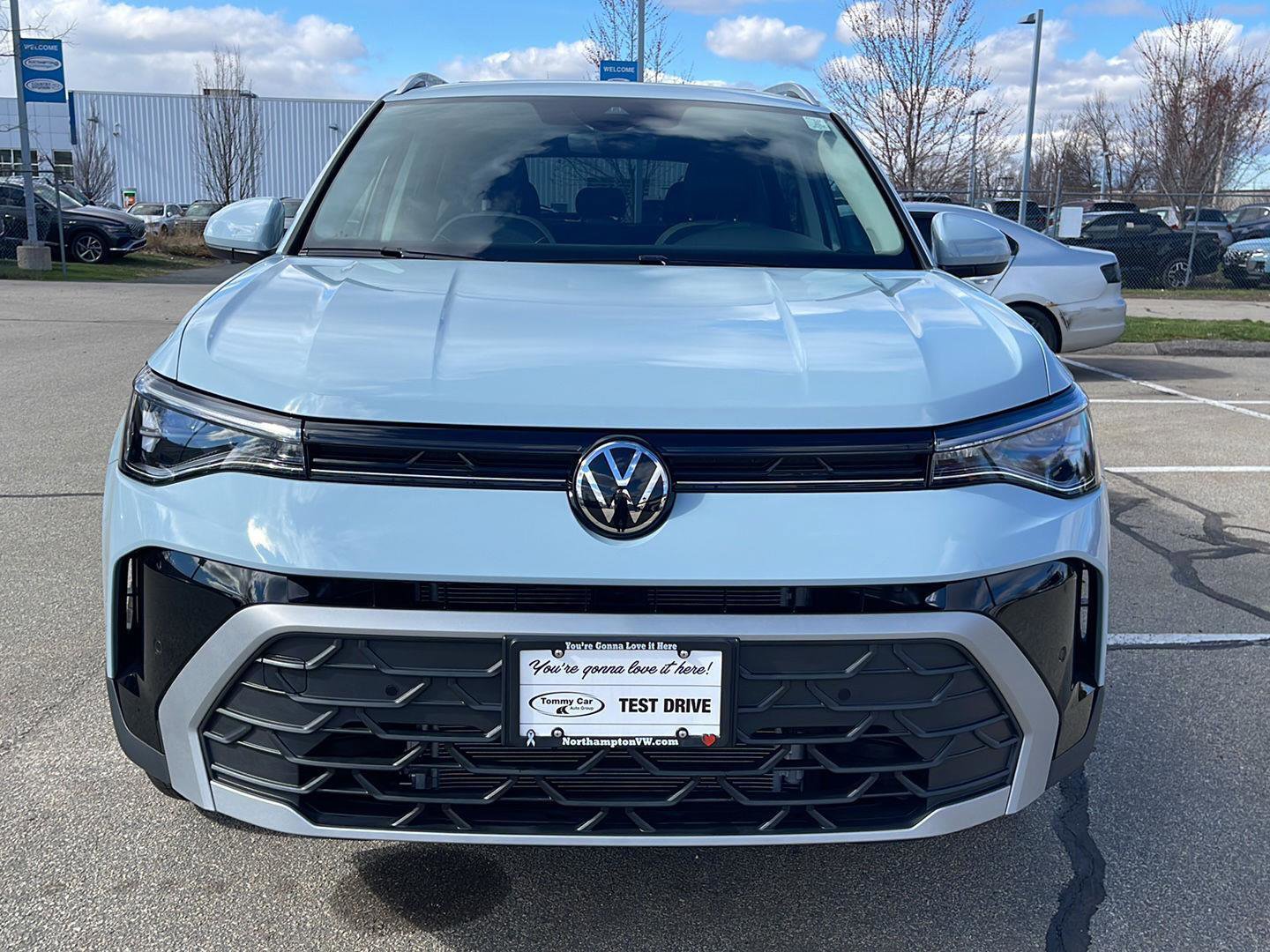 Used 2025 Volkswagen Taos SE image 2