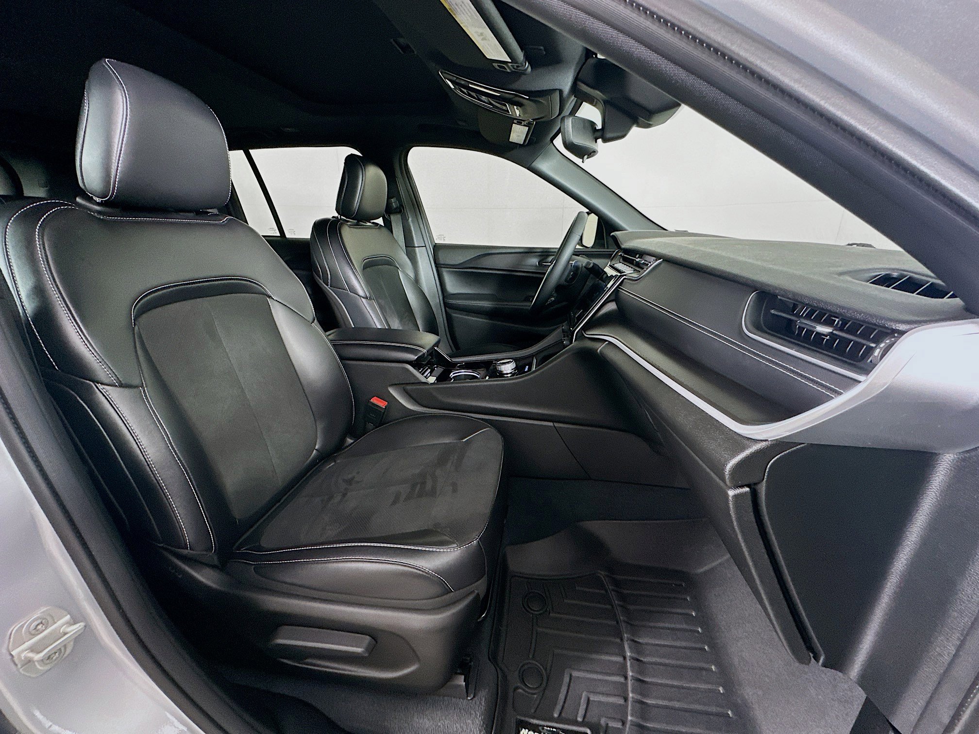 Used 2023 Jeep Grand Cherokee Altitude image 31