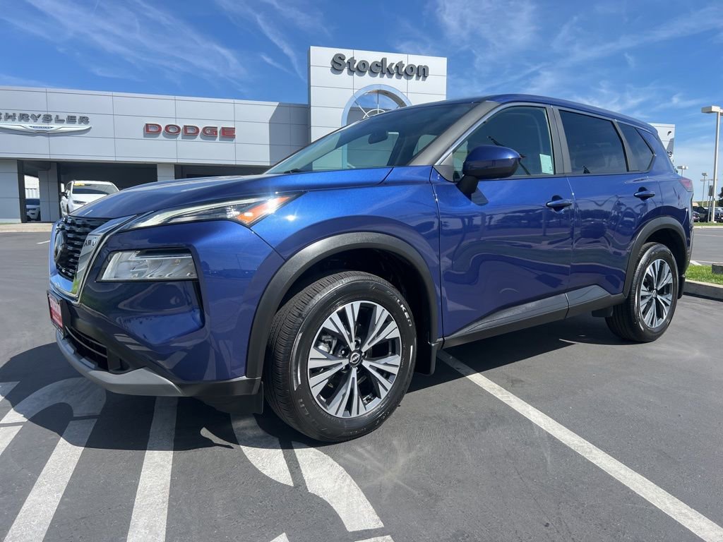 Used 2023 Nissan Rogue SV image 2