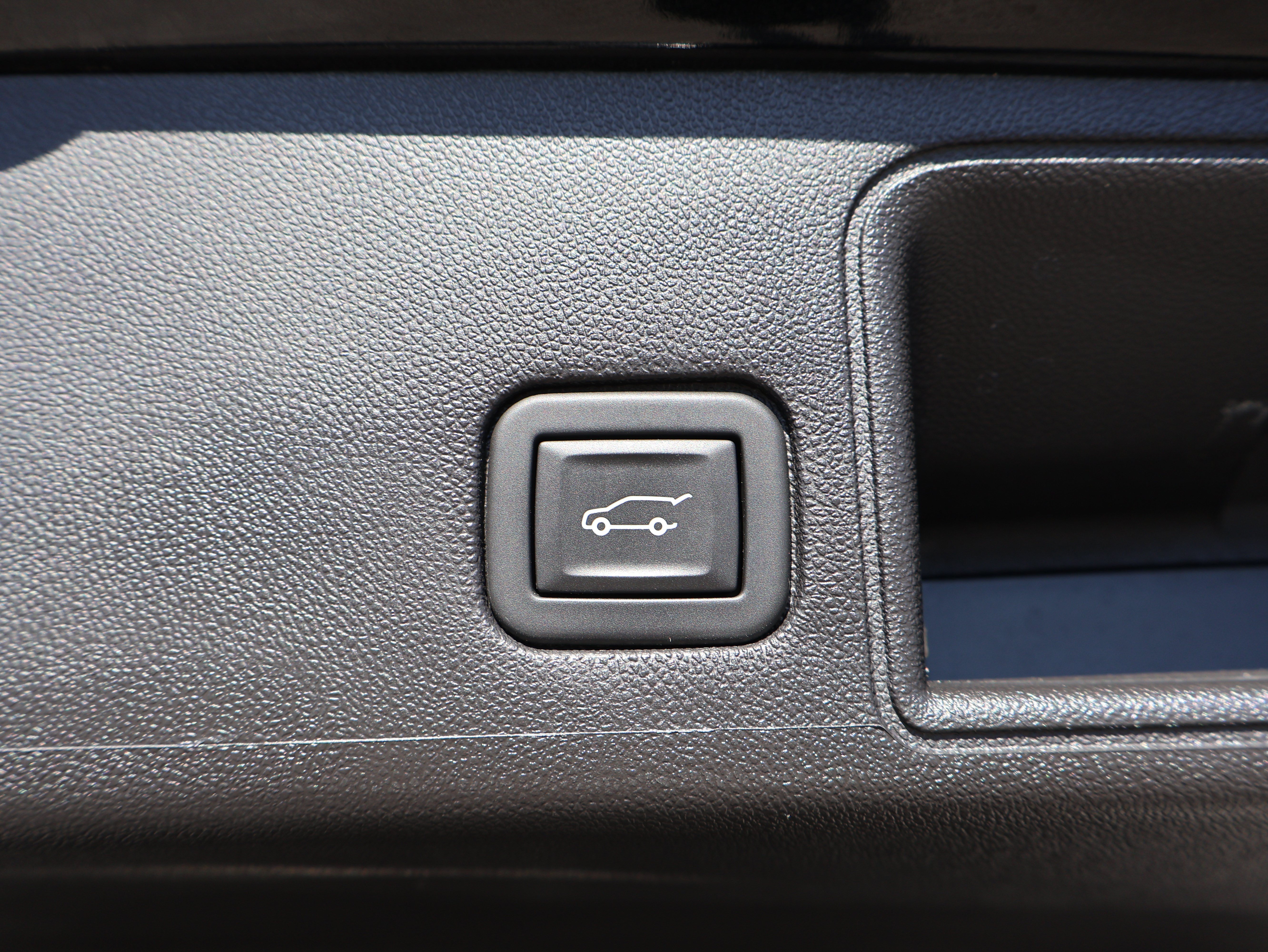 Used 2023 GMC Terrain SLT w/ Elevation Edition AWD/4WD image 9