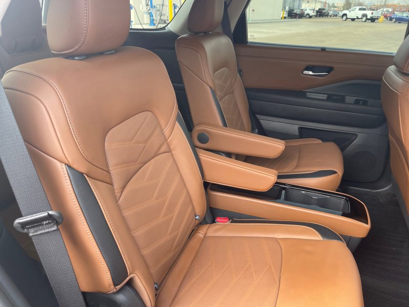 Used 2025 Nissan Pathfinder Platinum image 14